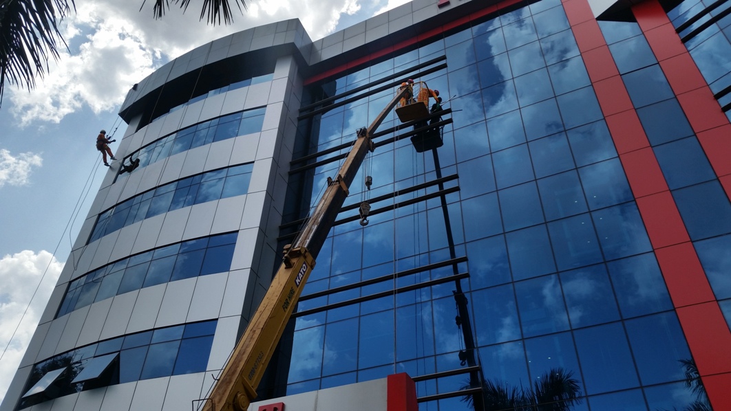 tall building window cleaning